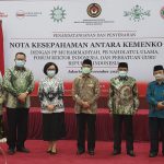 Rektor Universitas Teknokrat Indonesia  Serahkan Cenderamata ke Menko PMK Usai FRI Teken MoU