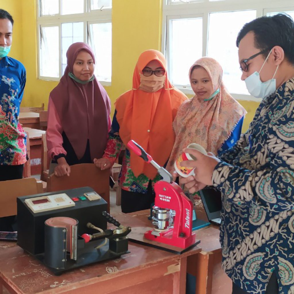 Dosen Universitas Teknokrat Indonesia (UTI) Latih Keterampilan dan Kompetensi Guru Normatif dan Adaptif di SMK YPI Tanjung Bintang