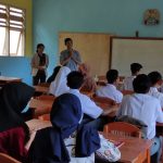 Dosen dan Mahasiswa Sastra Inggris Teknokrat Berikan Pelatihan English For Tourism di SMK PGRI 1 Limau